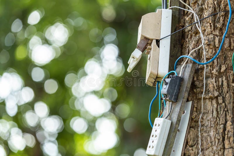 Le câble électrique et l'équipement dangereux ont installé sur l'arbre images libres de droits Le câble électrique et l'équipement dangereux ont installé sur l'arbre images libres de droits