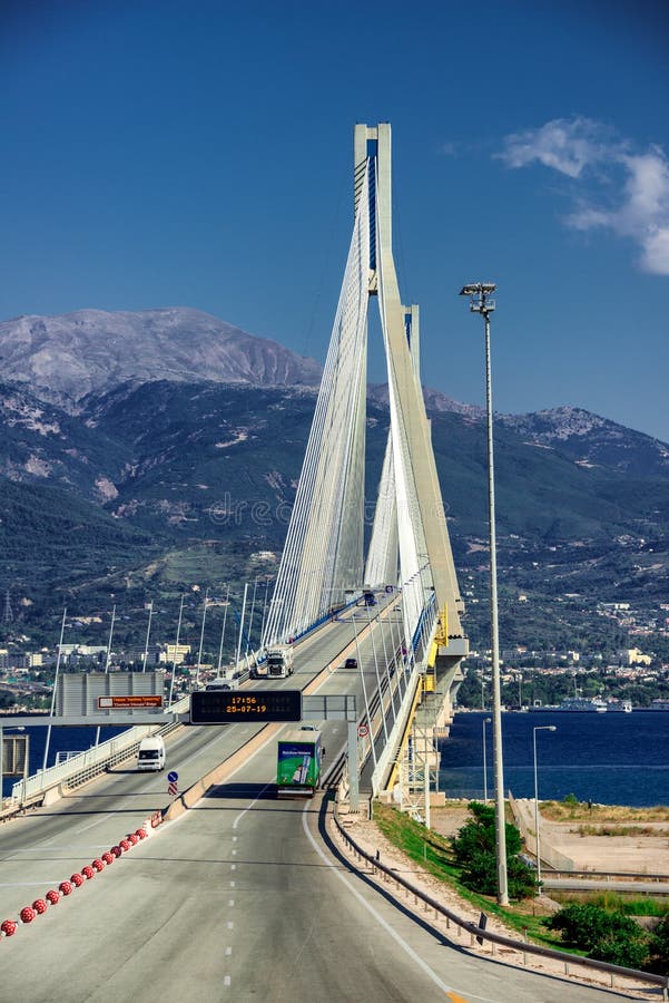 Le célèbre pont Rion-Antirrio près de Patras photos stock