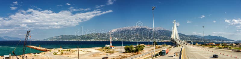 Le célèbre pont Rion-Antirrio près de Patras. Vue sur le célèbre pont Rion-Antirrio près de la ville de Patras en Grèce