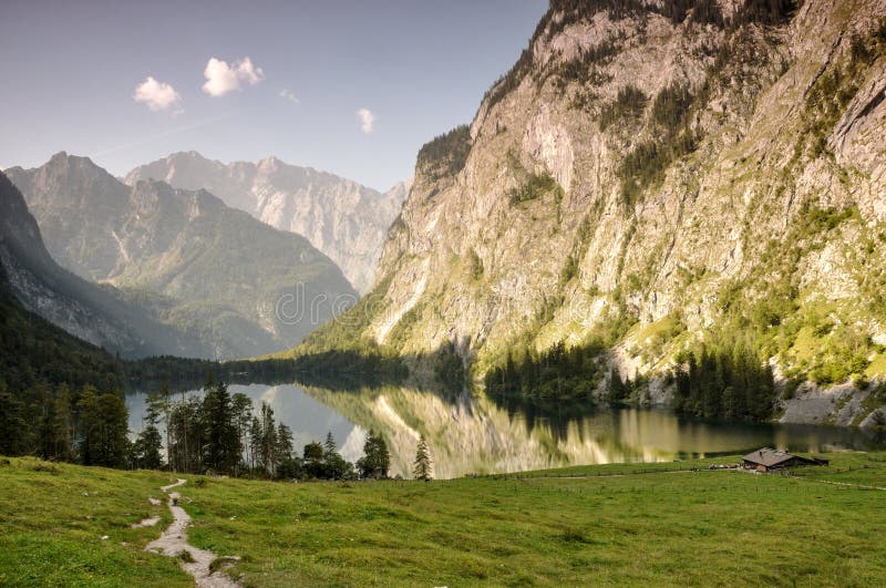 Le célèbre watzmann de montagne et le lac obersee au parc national berchtesgaden allemagne
