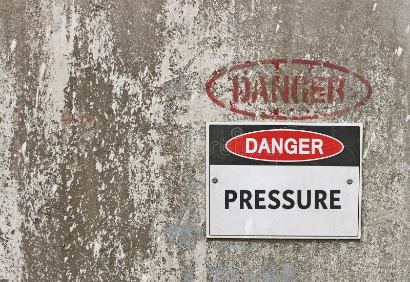 Le danger rouge et noir et blanc, font pression sur le panneau d'avertissement photographie stock Le danger rouge et noir et blanc, font pression sur le panneau d'avertissement photographie stock