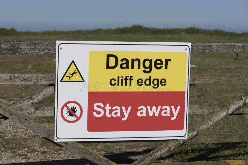 Le danger se connectent un bord de falaise photo libre de droits Le danger se connectent un bord de falaise photo libre de droits