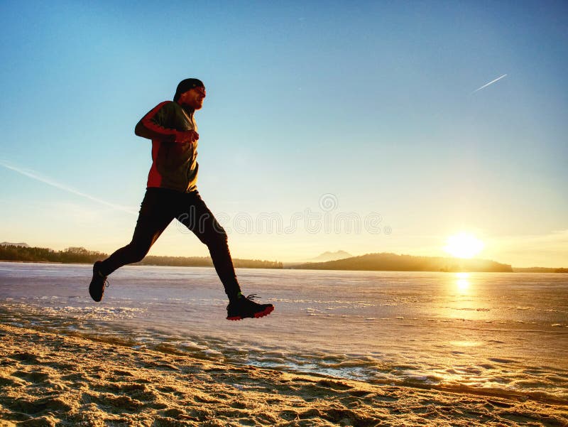 Le?on de sport d'hiver Ext?rieur s'exer?ant de course de personnes actives de forme physique photos libres de droits Le?on de sport d'hiver Ext?rieur s'exer?ant de course de personnes actives de forme physique photos libres de droits