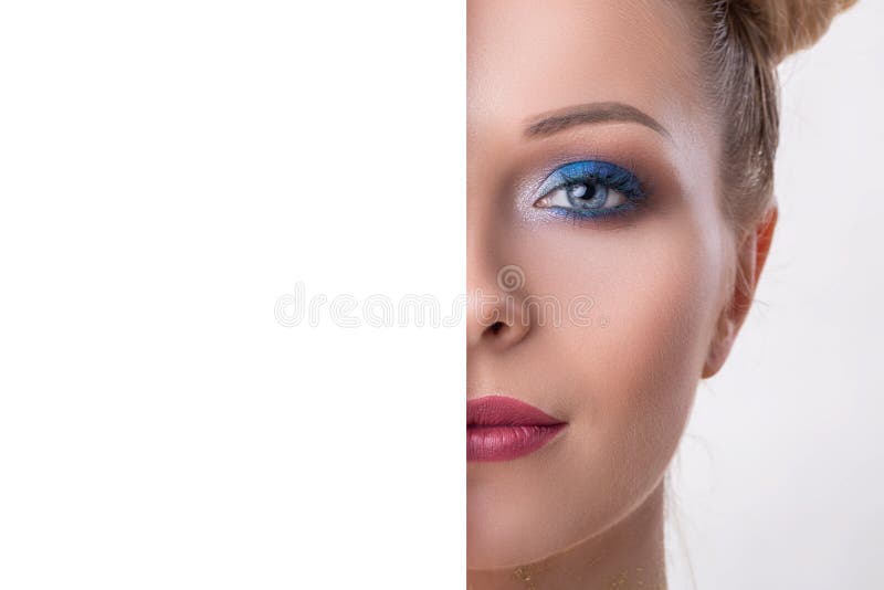 Le demi visage de beaut? avec le concept vide de conseil, se ferment vers le haut du demi portrait de visage de la fille avec la images libres de droits Le demi visage de beaut? avec le concept vide de conseil, se ferment vers le haut du demi portrait de visage de la fille avec la images libres de droits