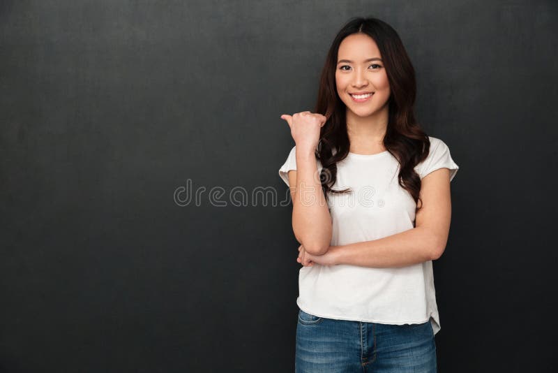 Le den asiatiska kvinnan i t-skjorta som bort pekar