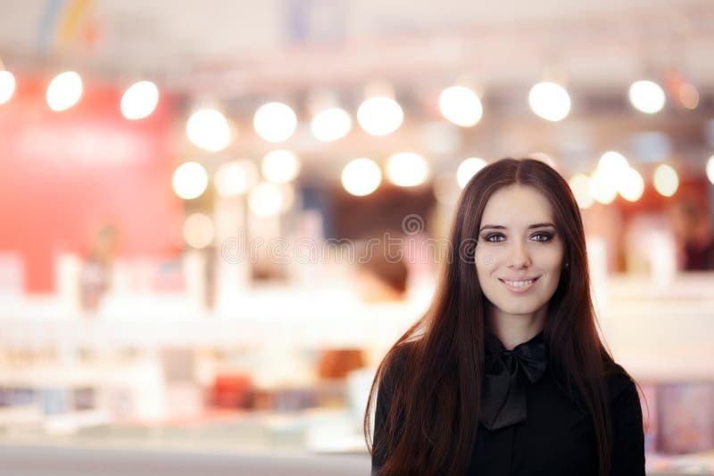 Le den eleganta kvinnan som bär den svarta skjortan och Bowtie Standing Indoors royaltyfri fotografi Le den eleganta kvinnan som bär den svarta skjortan och Bowtie Standing Indoors royaltyfri fotografi