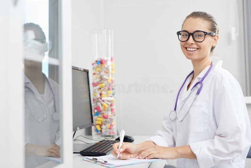 Le den kvinnliga doktorn på arbetsplatsen arkivfoton Le den kvinnliga doktorn på arbetsplatsen arkivfoton