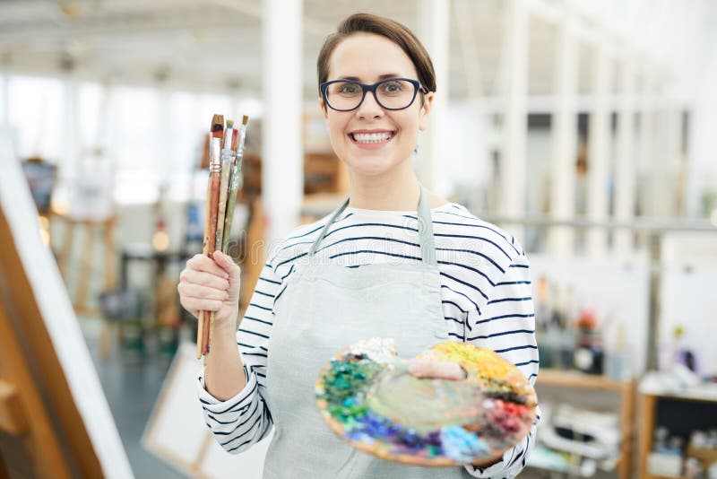 Le den kvinnliga konstnären Holding Palette arkivbild Le den kvinnliga konstnären Holding Palette arkivbild