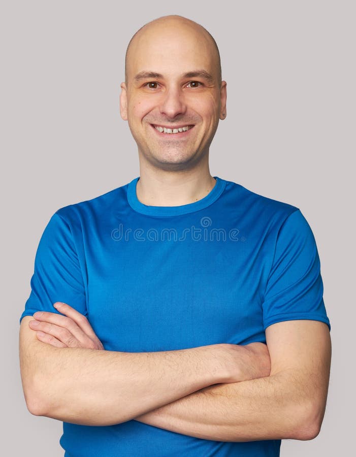 Le den skalliga mannen som bär den blåa t-skjortan royaltyfria bilder Le den skalliga mannen som bär den blåa t-skjortan royaltyfria bilder