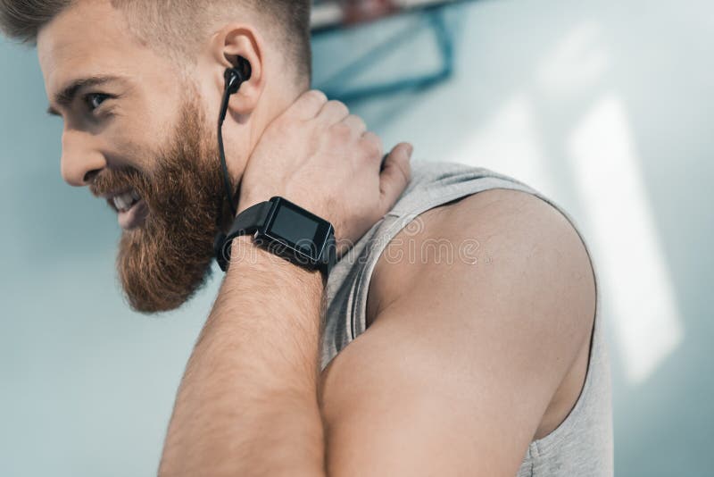 Le den sportiga mannen med smartwatch på handleden royaltyfri bild Le den sportiga mannen med smartwatch på handleden royaltyfri bild
