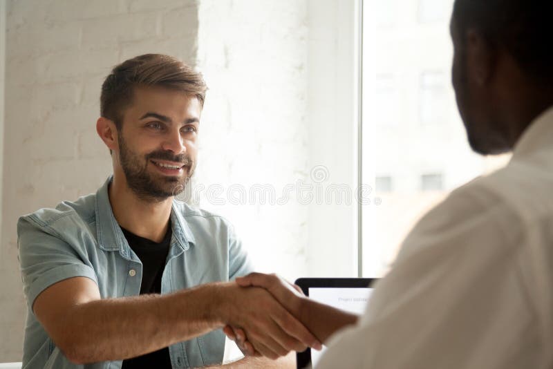 Le den säkra caucasian kandidathandshakingafrikanen använd royaltyfria foton Le den säkra caucasian kandidathandshakingafrikanen använd royaltyfria foton