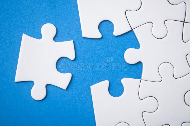 le dernier morceau de puzzle denteux manquant sur le fond bleu pour accomplir la mission image stock le dernier morceau de puzzle denteux manquant sur le fond bleu pour accomplir la mission image stock