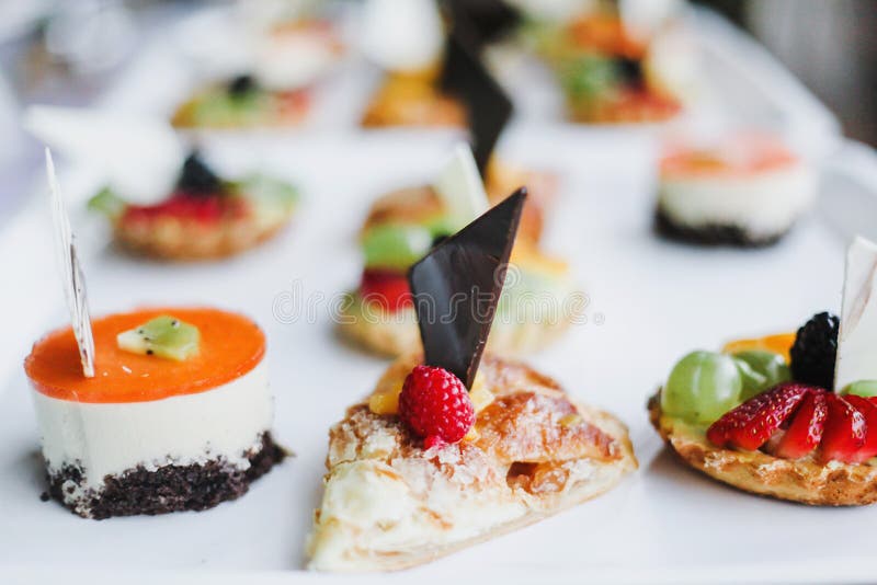 Le dessert fait maison de tartes, a assorti des desserts avec des fruits image libre de droits Le dessert fait maison de tartes, a assorti des desserts avec des fruits image libre de droits