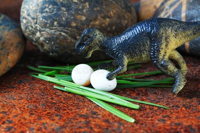 Le dinosaure T-Rex protège ses oeufs images libres de droits Le dinosaure T-Rex protège ses oeufs images libres de droits
