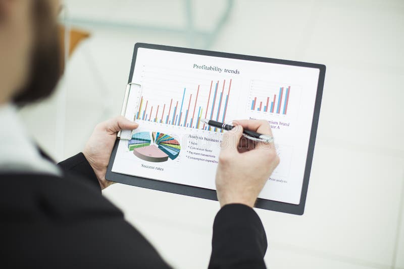 Le directeur commercial fait l'analyse des rapports de vente image libre de droits Le directeur commercial fait l'analyse des rapports de vente image libre de droits