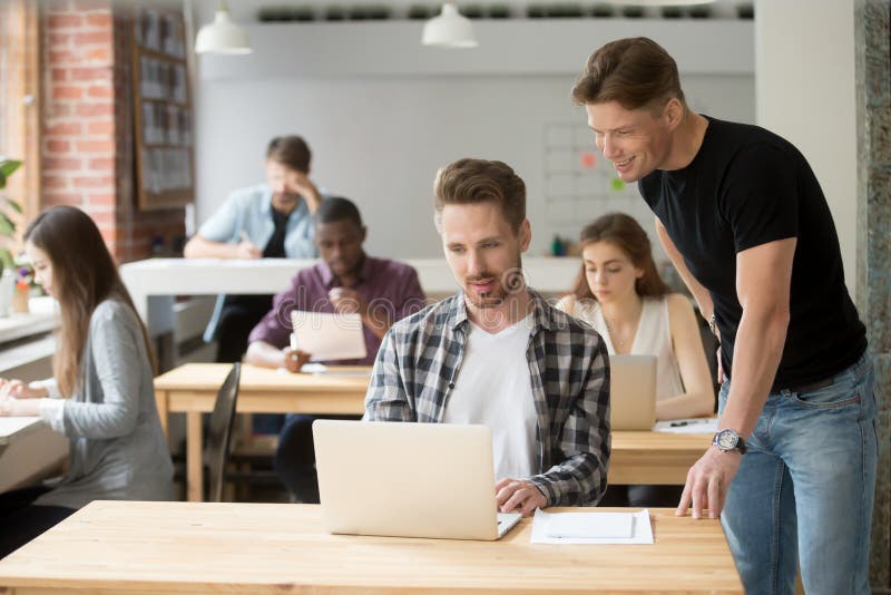 Le directeur masculin félicitant le travail positif résulte au surveillant photo libre de droits Le directeur masculin félicitant le travail positif résulte au surveillant photo libre de droits
