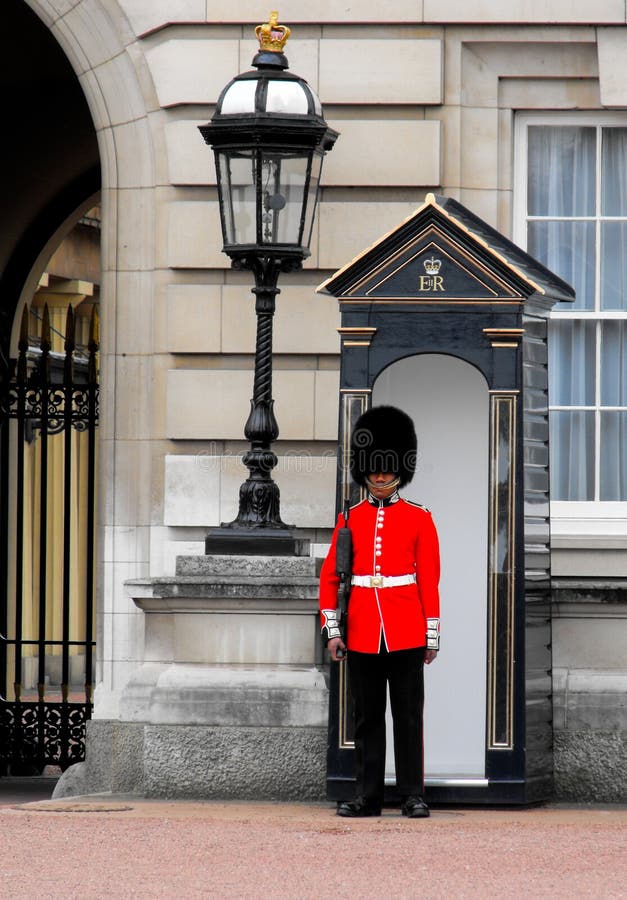 Le dispositif protecteur de la Reine, Buckingham Palace, Londres