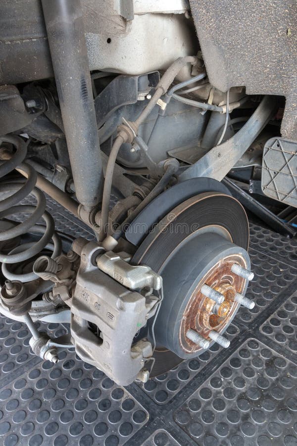 Le disque de frein rouillé d'une voiture image stock Le disque de frein rouillé d'une voiture image stock