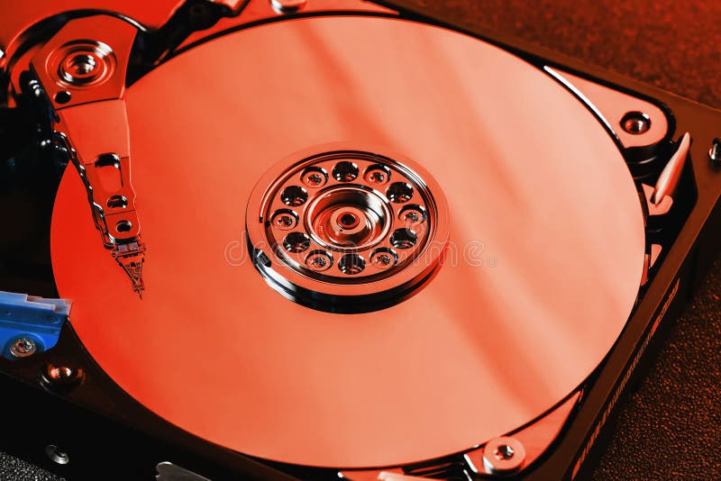 Le disque dur du disque dur de l'ordinateur est rouge, avec un effet miroir Le disque dur de l'ordinateur s'est ouvert photos libres de droits Le disque dur du disque dur de l'ordinateur est rouge, avec un effet miroir Le disque dur de l'ordinateur s'est ouvert photos libres de droits