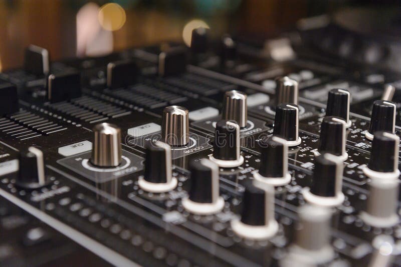 Le DJ consolent la partie de mélange de musique de maison d'Ibiza de bureau du disc-jockey mp4 cd dans la boîte de nuit avec les image stock Le DJ consolent la partie de mélange de musique de maison d'Ibiza de bureau du disc-jockey mp4 cd dans la boîte de nuit avec les image stock