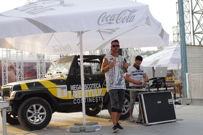 Le DJ devant une jeep photos libres de droits Le DJ devant une jeep photos libres de droits