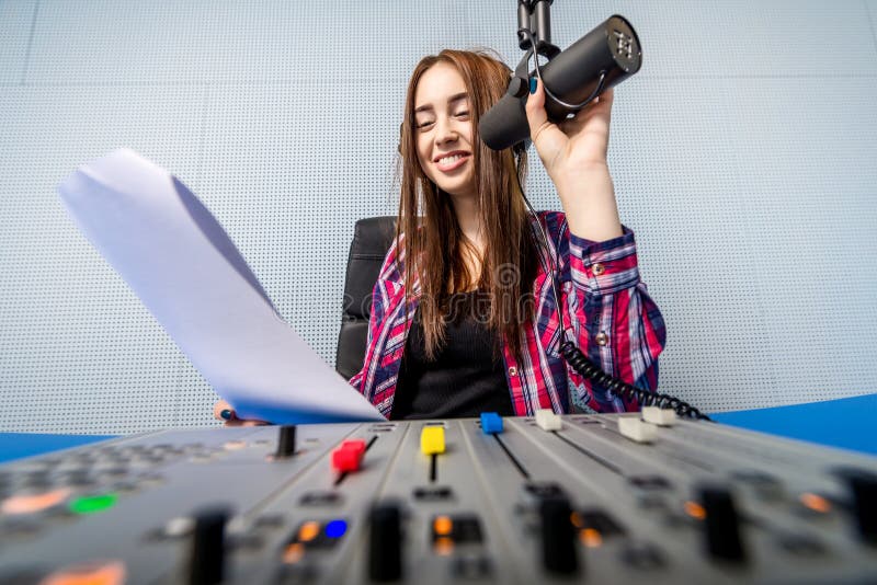 Le DJ travaillant à la radio photo stock Le DJ travaillant à la radio photo stock