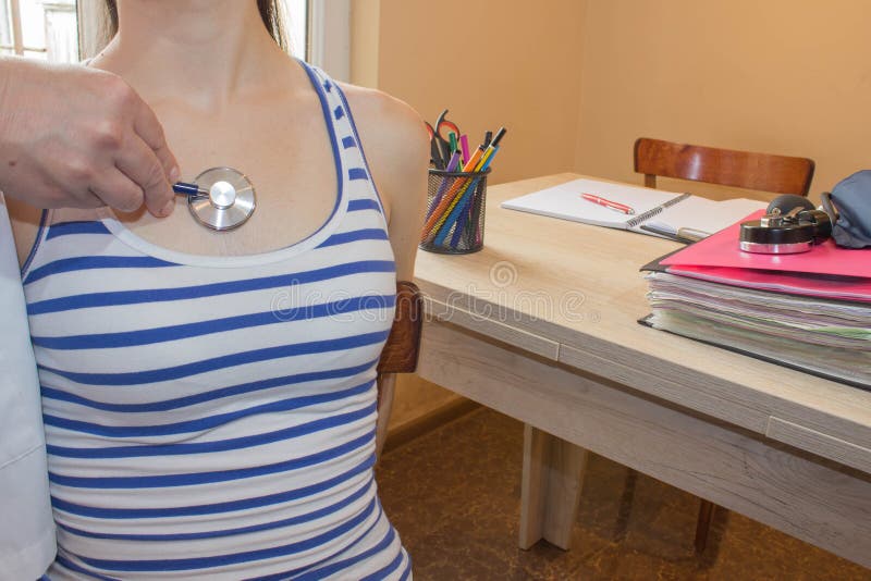 Le docteur avec le stéthoscope écoutent un coffre patient du ` s de jeune fille photos stock Le docteur avec le stéthoscope écoutent un coffre patient du ` s de jeune fille photos stock