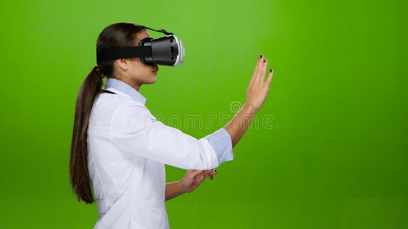 Le docteur de femme passe en revue les dossiers utilisant les verres de réalité virtuelle banque de vidéos