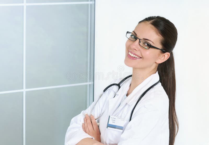 le docteur de fond a isolé le femme blanc de sourire fini médical de stéthoscope image stock le docteur de fond a isolé le femme blanc de sourire fini médical de stéthoscope image stock