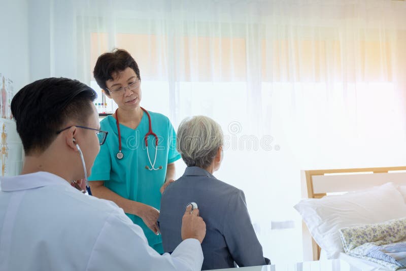 Le docteur examine le patient supérieur à l'aide d'un stéthoscope image stock Le docteur examine le patient supérieur à l'aide d'un stéthoscope image stock