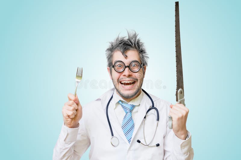 Le docteur farfelu et fou drôle de chirurgien tient les instruments peu communs images libres de droits Le docteur farfelu et fou drôle de chirurgien tient les instruments peu communs images libres de droits