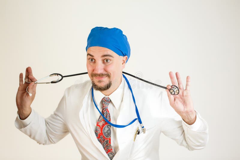 Le docteur a l'amusement et tient un stéthoscope image libre de droits Le docteur a l'amusement et tient un stéthoscope image libre de droits