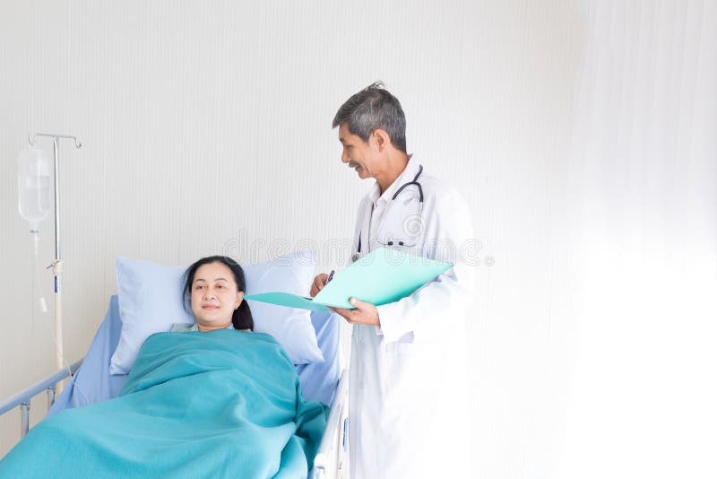 Le docteur présente et patient d'une manière encourageante images stock Le docteur présente et patient d'une manière encourageante images stock