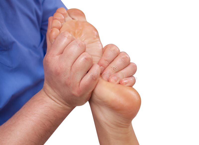 Le docteur-pédicure fait un examen et un massage du pied patient du ` s image libre de droits Le docteur-pédicure fait un examen et un massage du pied patient du ` s image libre de droits