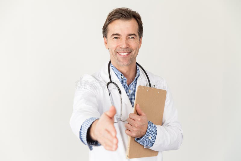 Le docteur âgé moyen veut serrer la main à son patient photos libres de droits Le docteur âgé moyen veut serrer la main à son patient photos libres de droits