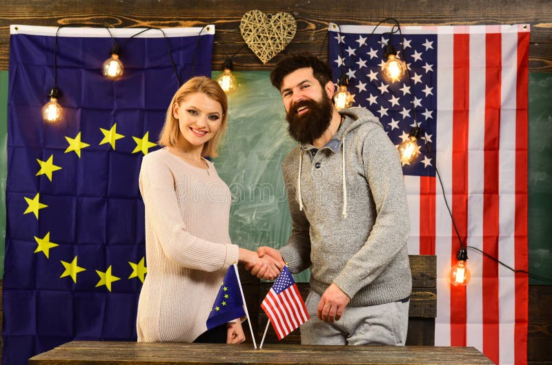 Le dollar US et les drapeaux des Etats-Unis et de l'Union européenne avec des politiciens ont l'association images libres de droits Le dollar US et les drapeaux des Etats-Unis et de l'Union européenne avec des politiciens ont l'association images libres de droits