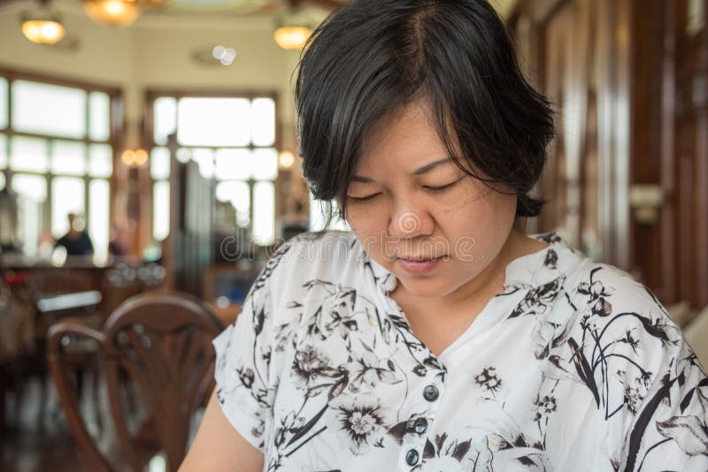 Le donne asiatiche guardano il menu nello stile dell'annata della caffetteria fotografia stock libera da diritti Le donne asiatiche guardano il menu nello stile dell'annata della caffetteria fotografia stock libera da diritti