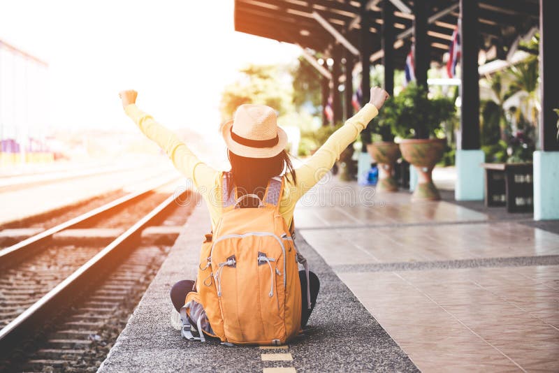 Le donne asiatiche turistiche di stile di vita che indossano la mappa della tenuta dello zaino, l'ubicazione del viaggiatore per immagine stock Le donne asiatiche turistiche di stile di vita che indossano la mappa della tenuta dello zaino, l'ubicazione del viaggiatore per immagine stock