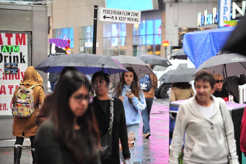 Le donne camminano attraverso la città nella pioggia