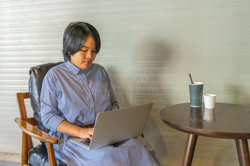 Le donne che scrivono da free lance amano il caffè e il computer portatile immagini stock libere da diritti