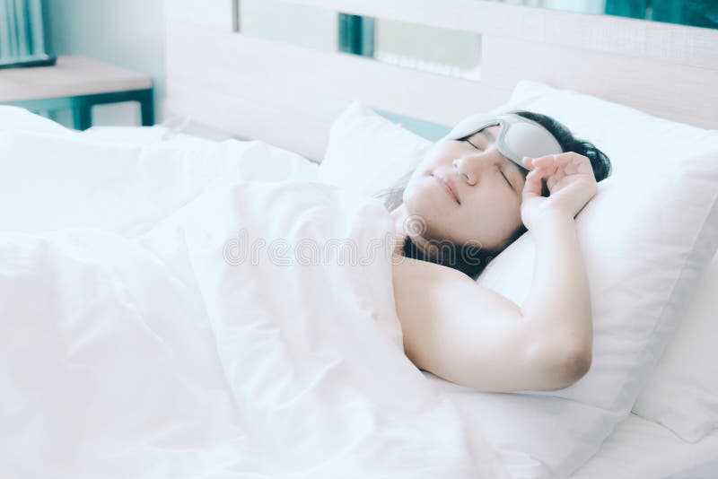Le donne dormono in cuscino bianco sul letto, dopo avere svegliato nella mattina dolce fotografia stock libera da diritti Le donne dormono in cuscino bianco sul letto, dopo avere svegliato nella mattina dolce fotografia stock libera da diritti