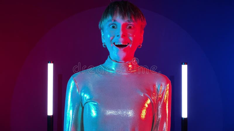 Le donne e i robot che imparano le espressioni facciali mostrano le emozioni al chiuso video d archivio