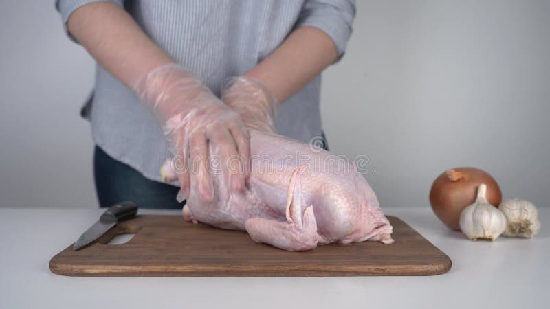 Le donne massaggiano una carcassa di pollo prima di cucinare.