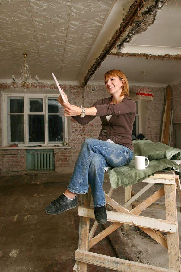 Le donne sorridenti con il documento legale della proprietà fotografia stock Le donne sorridenti con il documento legale della proprietà fotografia stock