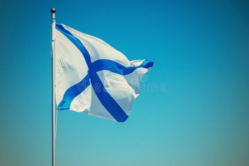 Le Drapeau Blanc Avec La Croix Bleue Vole Sur Une Hampe De Drapeaux
