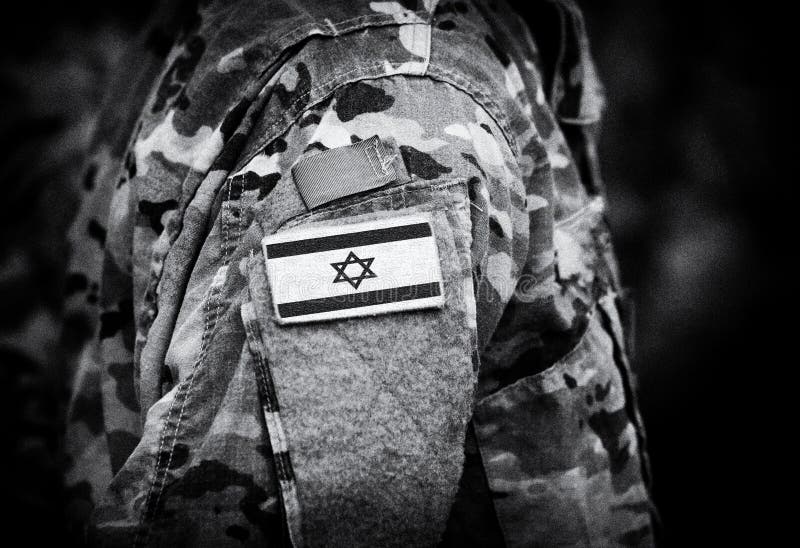 Le drapeau de l'Israël sur des soldats arment le collage photo stock Le drapeau de l'Israël sur des soldats arment le collage photo stock