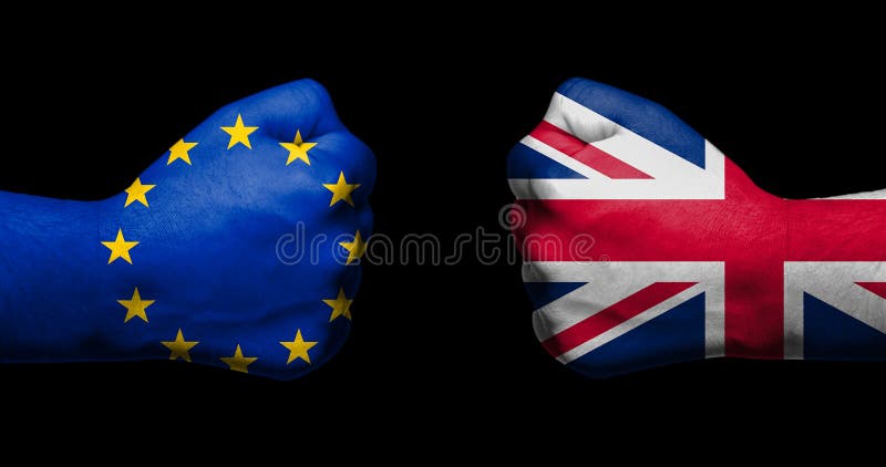 Le drapeau de l'Union européenne et de la Grande-Bretagne peintes sur deux a serré des poings se faisant face sur le fond/concept images stock Le drapeau de l'Union européenne et de la Grande-Bretagne peintes sur deux a serré des poings se faisant face sur le fond/concept images stock