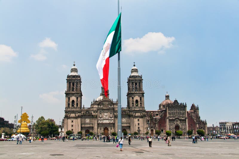 Le drapeau de Zocalo, Mexique image stock Le drapeau de Zocalo, Mexique image stock