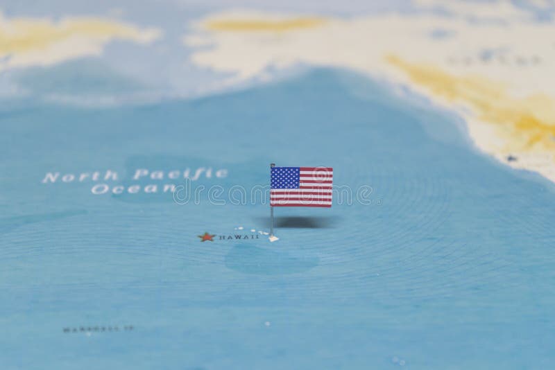 Le drapeau des Etats-Unis sur Hawaï dans la carte du monde photographie stock Le drapeau des Etats-Unis sur Hawaï dans la carte du monde photographie stock