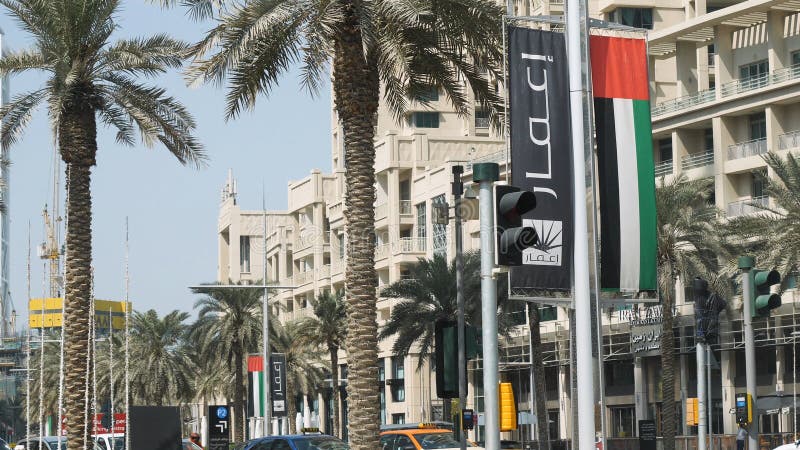LE DUBAÏ, EAU - 23 JUIN 2017 : Rues et bâtiments de Dubaï, de la plus grande et la plus populeuse ville dans l'Arabe uni photo libre de droits LE DUBAÏ, EAU - 23 JUIN 2017 : Rues et bâtiments de Dubaï, de la plus grande et la plus populeuse ville dans l'Arabe uni photo libre de droits